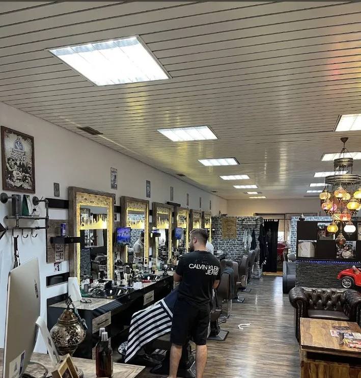 Originalfoto: Barber-Arbeitsplätze und Spiegel im Salon