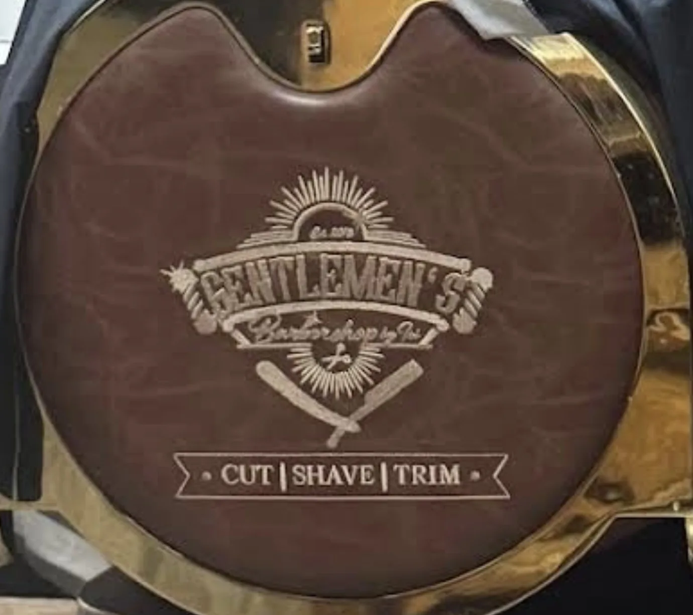 Fotografiertes Original-Firmenschild Gentlemen’s Barbershop mit Cut | Shave | Trim
